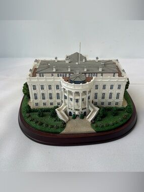 The Danbury Mint The White House Washington D.C. Sculpture Figurine Wood Base